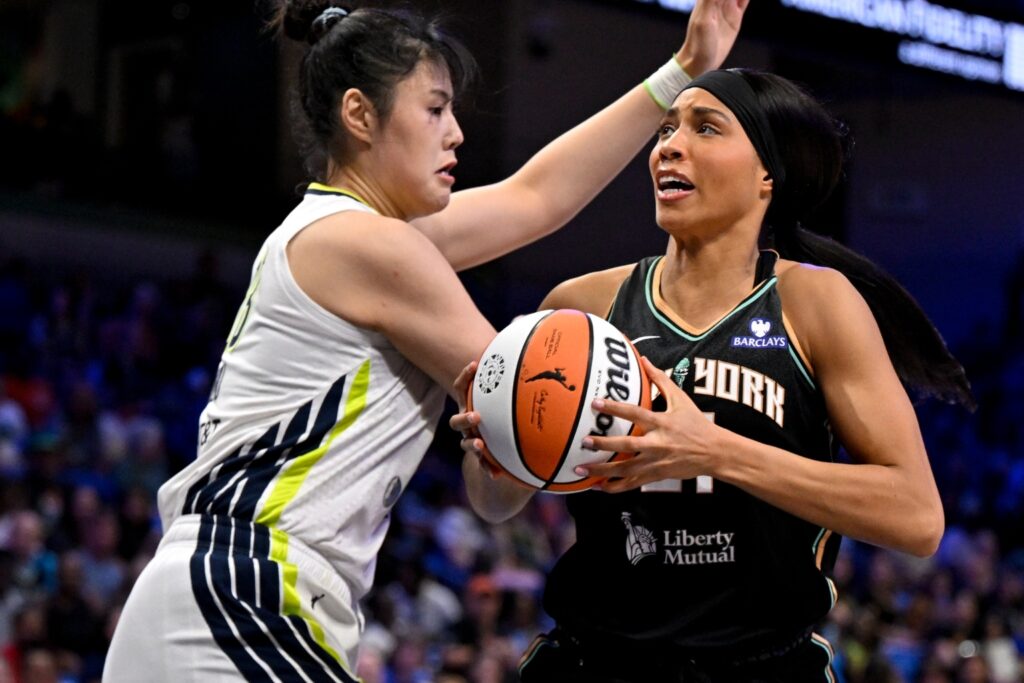 Li Yueru and Isabelle Harrison