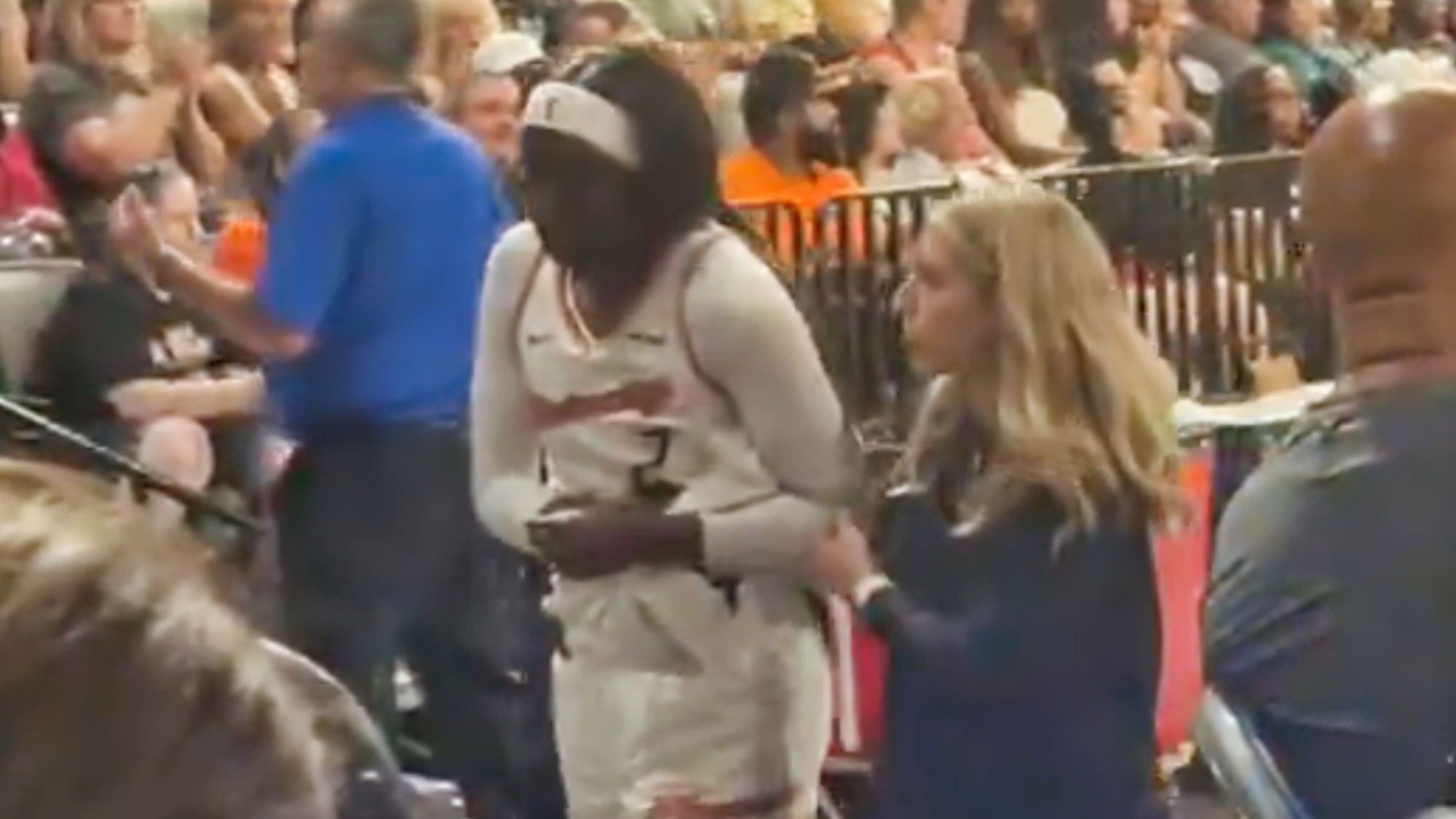 VIDEO: Kahleah Copper Exits Holding Rib After Second-Quarter Exit Against Las Vegas Aces