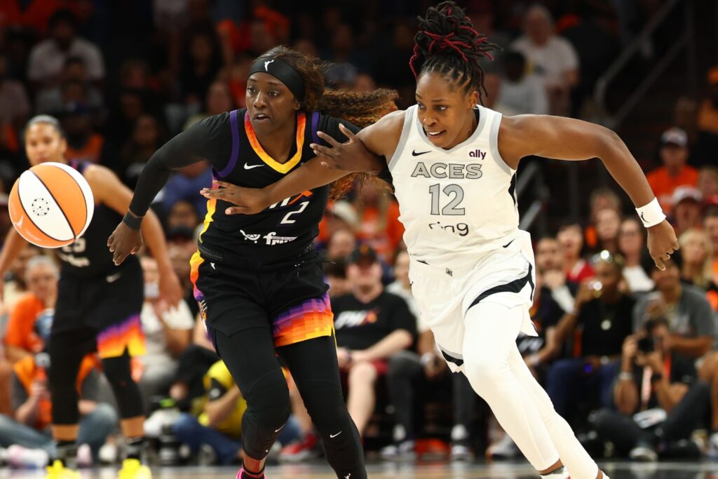 Chelsea Gray and Kahleah Copper