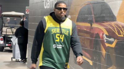 Cameras Caught Bobby Wagner Flexing Seattle Storm Pride Before SNF Showdown With Seahawks