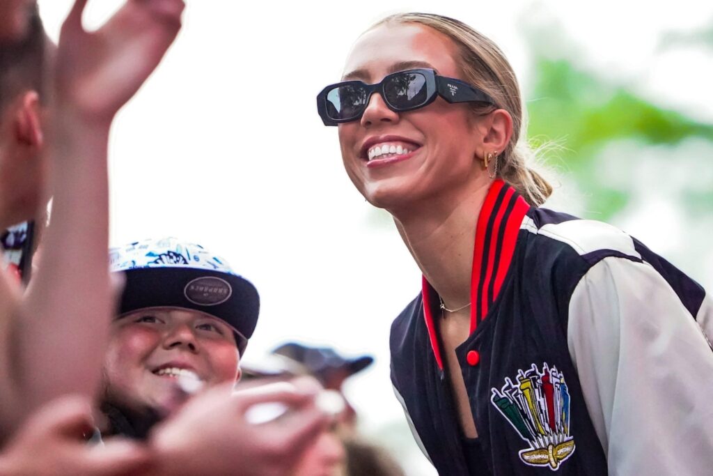 Lexie Hull with fans