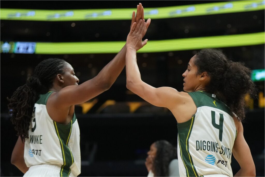 Nneka Ogwumike and Skylar Diggins