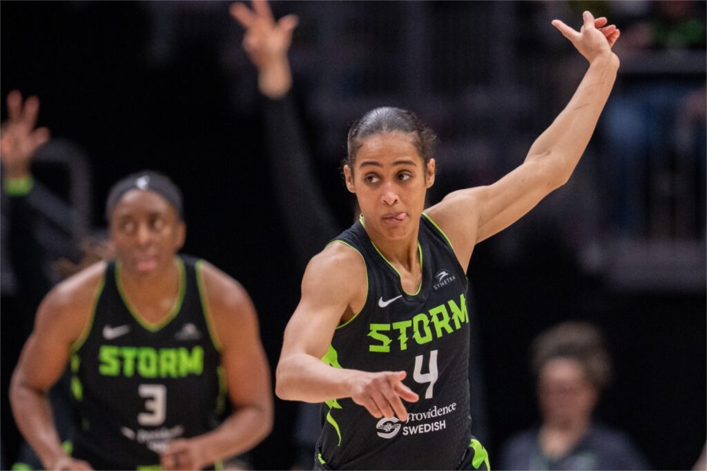 Nneka Ogwumike and Skylar Diggins