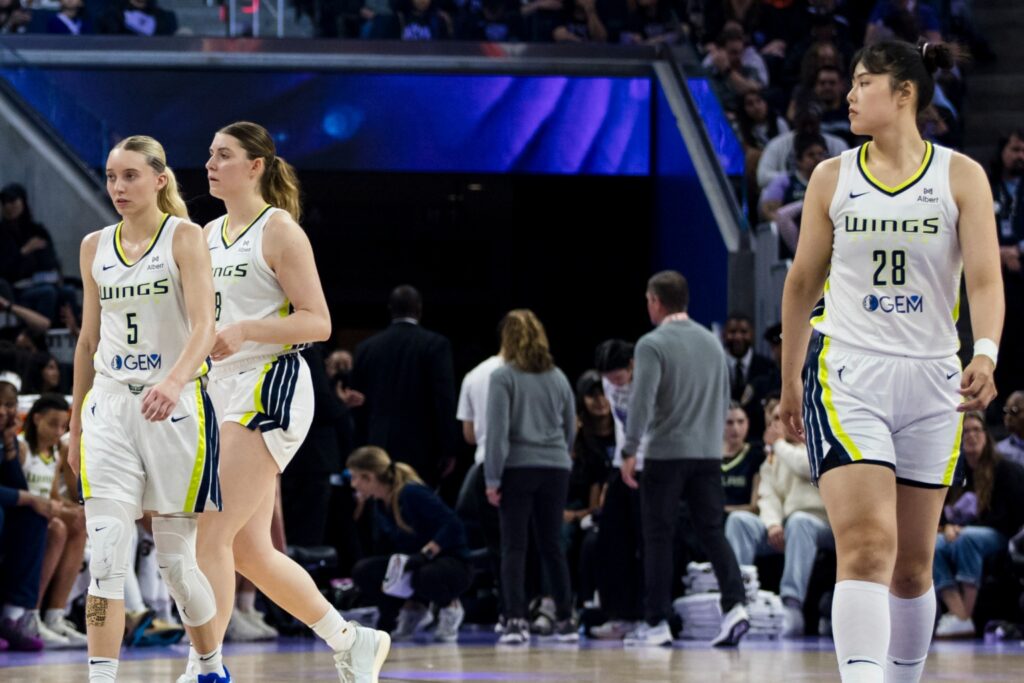 Paige Bueckers and Li Yueru