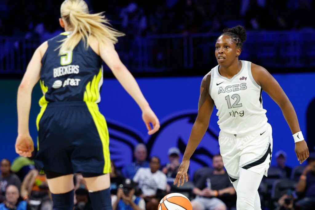 Chelsea Gray and Paige Bueckers