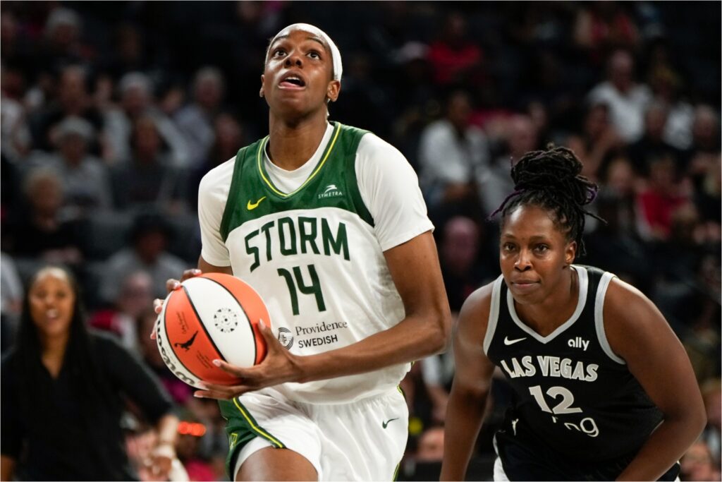Dominique Malonga and Chelsea Gray