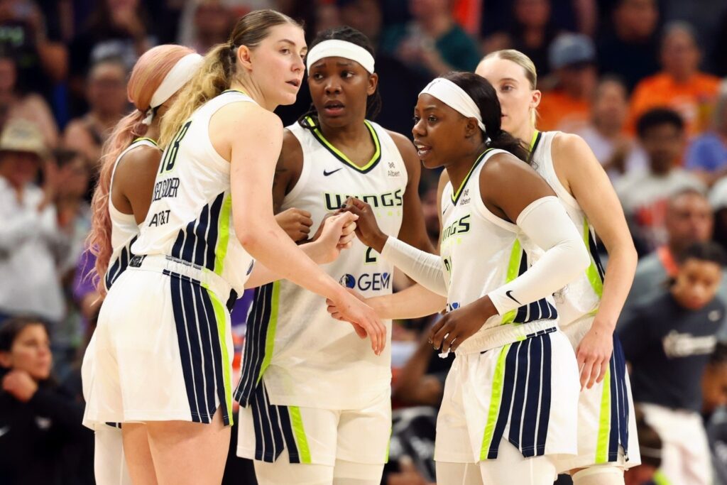 Paige Bueckers with her Dallas Wings Team