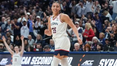 Azzi Fudd Drops 26 Points In First Half After Geno Auriemma Tells Her To Trim Nails